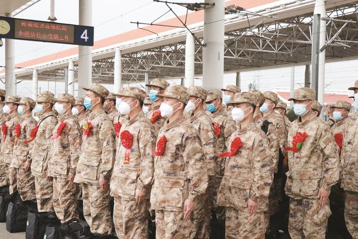 光荣入伍的新兵战士斗志昂扬地踏上军旅征程 见习记者 林昕蓉 摄