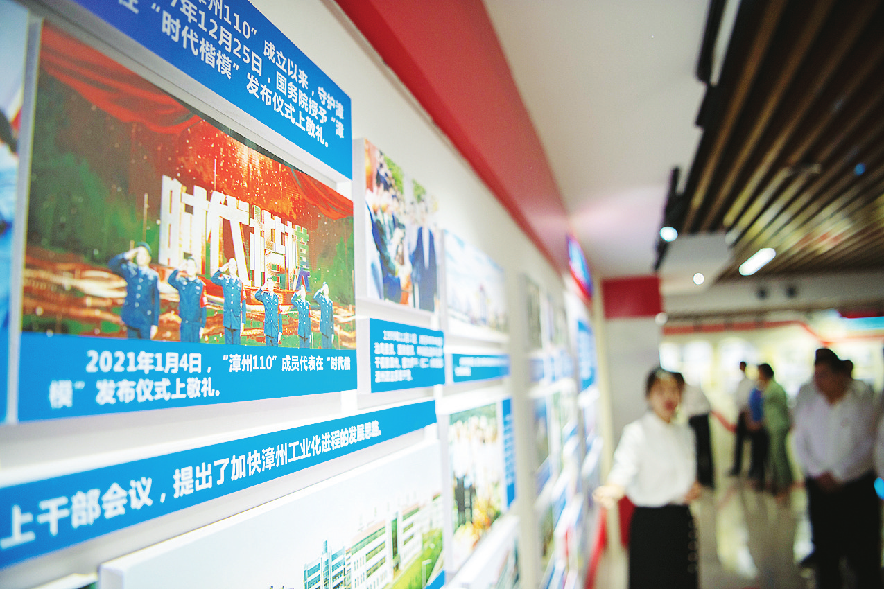 张国旺王进足陈汉夫张祯锦参观“光辉历程 红色印迹”漳州市庆祝建党100周年图片展