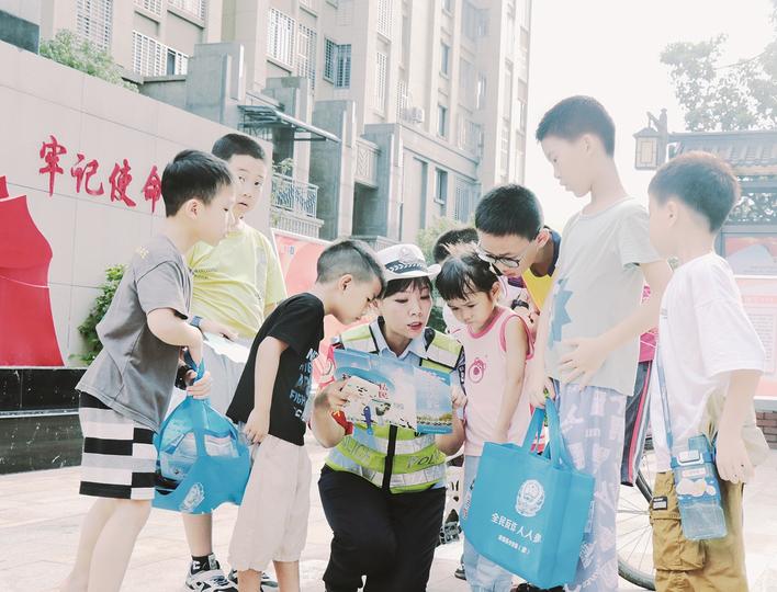 我市深入开展学习弘扬新时代“漳州110”先进事迹巡展“六进”活动