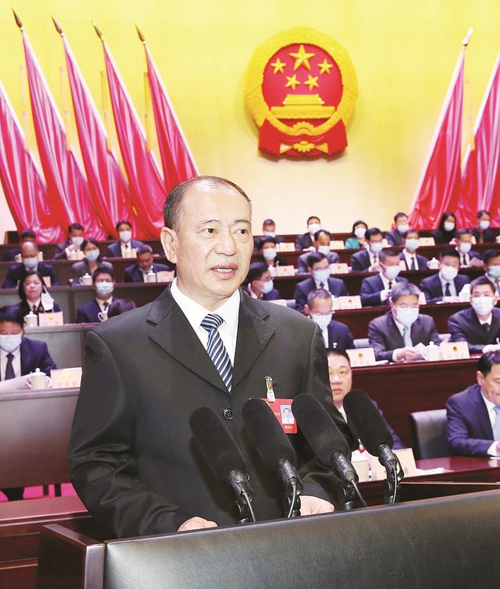 图为：陈汉夫作市人大常委会工作报告