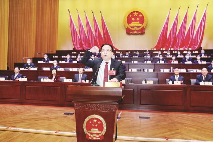 市人大常委会主任李东河进行宪法宣誓