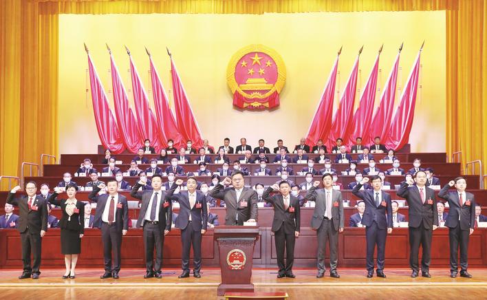 新当选的副市长、市监委主任、市法院院长集体进行宪法宣誓