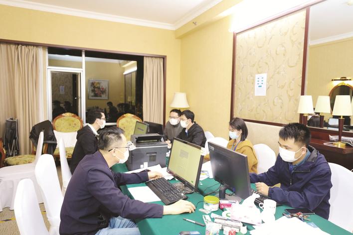 在市新冠肺炎疫情战疫指挥部，各工作专班的工作人员还在工作当中